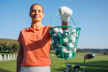 Zarif Golfçü Golf Toplarını Topluyor