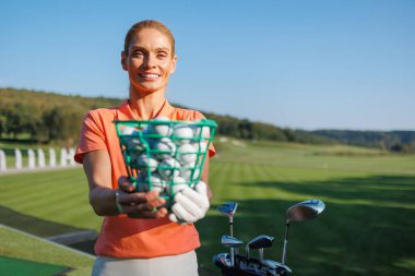 Golf Topu Sepeti ile Sportif Kadın