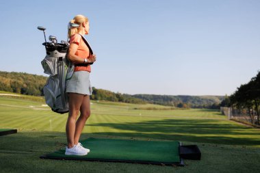 Golf Sahasında Sarışın Güzel
