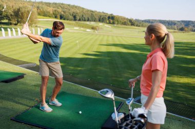 Golf Tutkunları Birlikte Yuvarlantının Tadını Çıkarıyorlar