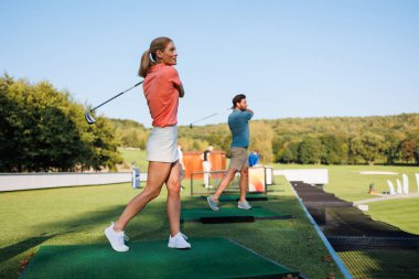 Yeşiller ve Hedefler: Çiftin Golf Yolculuğu