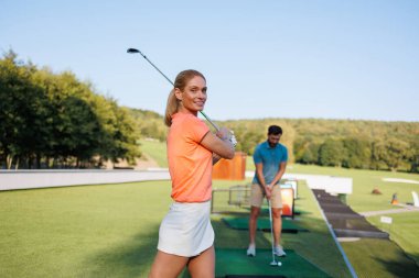 Dinamik Golf İkili: Çiftler için Çay Zamanı