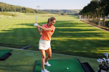 Fairway 'de zarif bayan golfçü