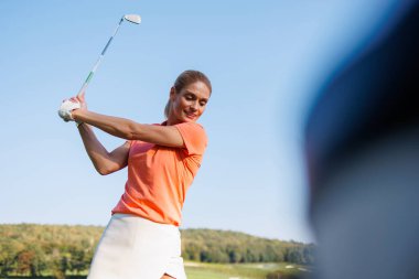 Odaklanmış Bayan Golfçü Tees Off