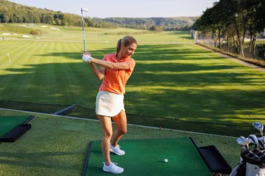Atletik Kadın Dışarıda Golf Oynuyor