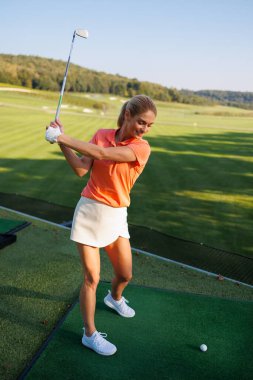 Kararlı genç bayan golfçü.