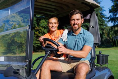 Gençlik Çifti Golf Arabası Turunun tadını çıkarıyor