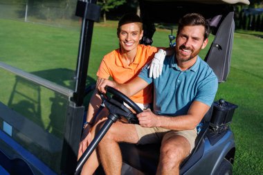 Golf Arabası Gezisinde Genç Aşk