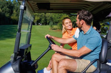 Golf Arabasında Yeşilleri Keşfediyor