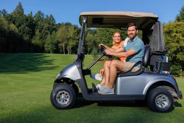 Genç Çiftler için Golf Arabası Macerası