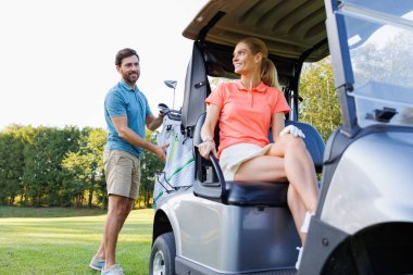 Golf Yeşilleri Arasında Romantik Yolculuk