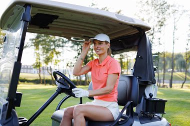 Açık havada Golf Arabalı Sarışın Kadın