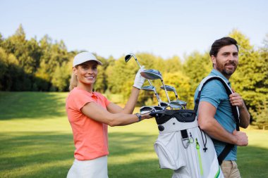 Partner Etkileşimi: Golf Çantasından Kadın Kulübü Seçti