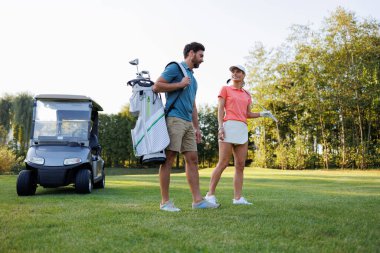 Yeşil Serenity Ortasında Hırslı Golfçüler