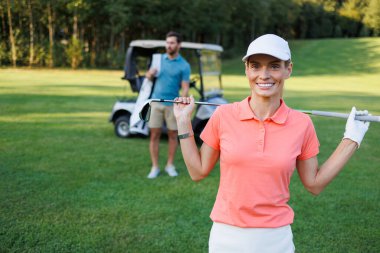 Etkin Yaşam Tarzı: Yeşiller Arasında Golf Çifti