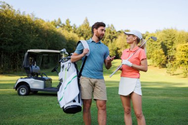 Golfte Boş Zaman: Kulüpleri ve arabası olan genç çift