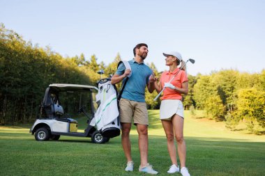 Seçkin Golfçü İkili Golf Sahasında Oynuyor