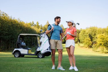 Sportif Romantizm: Golf sahasında Genç Çift
