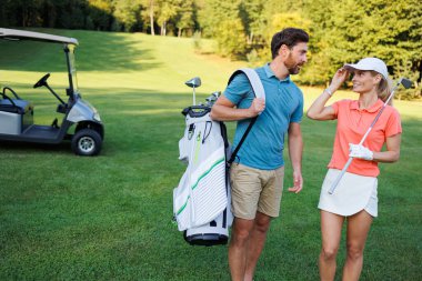 Golf Eğlencesi: Serene Golf Sahasının Ortasında İki Tees Off