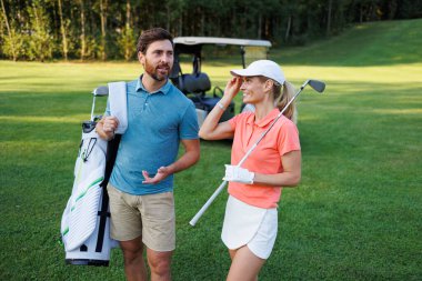 Golf Eğlencesi: Görünürde İki Tees With Cart