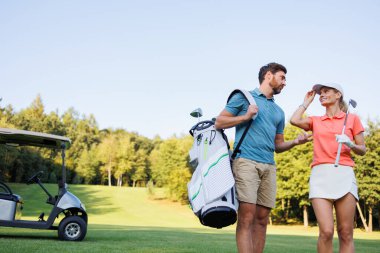 Golf Tutkuları: Pistte Eğlenen Çiftler
