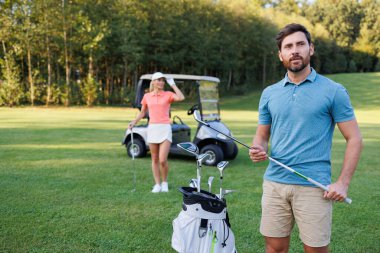 Golf Sahası Serenity: Golf Faaliyetlerine İlgili Çift