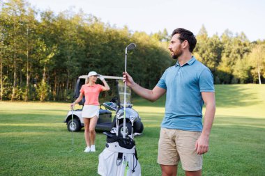Genç Çiftler Golf 'ün tadını çıkarıyor.