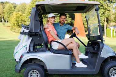 Aktif Boş Zamanlar: Golf Arabası Gezintisinin Keyifli Genç Çifti