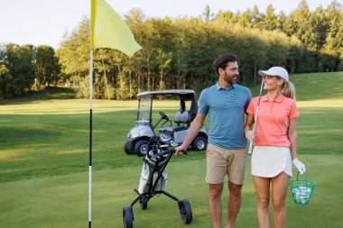 Çiftin Golf Arabası ve Son Bayrak