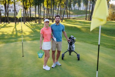 Son Bayrak Yaklaşımı: Golf Çantalı Genç Çift