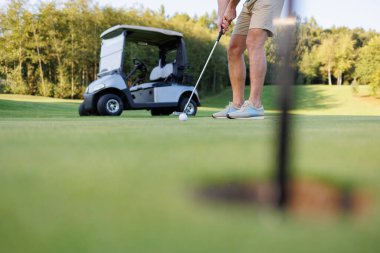 Sahne Golf Sahası: Cart ve Delikli Golfçü