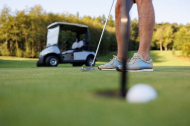 Golf 'ün Huzuru: Golfçü, Araba ve Rota