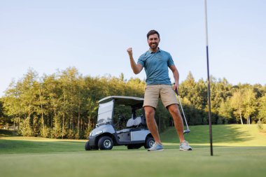 Bitirici Dokunuş: Golfçü, Araba ve Son Delik