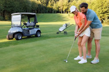 Günbatımında Romantik Golf Oturumu