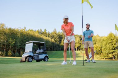 Romantik Golf: Çiftin Çay Saati Macerası