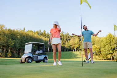 Golf 'ün Son Stretch' inde cesareti kırılmış çift.
