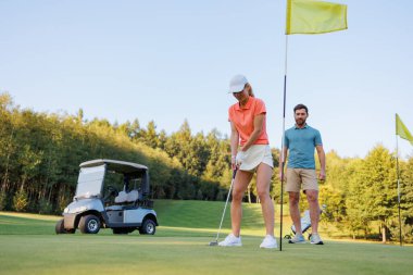 Odaklanmış Sürücü: Golf Maçında Genç Çift