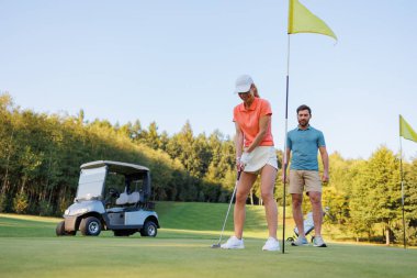 Yoğun An: Golf Vuruşuna Yoğunlaşan Kadın