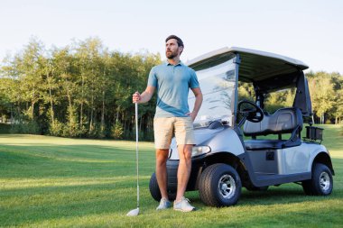 Golf Arabası Yakınındaki Sportif Golfçü