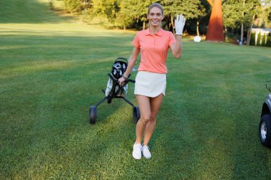 Golf Tutkusu - Kadın Golfçü Klüp Çantasıyla Hazır