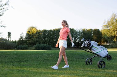 Genç bayan golfçü Golf Kulübü Çantası