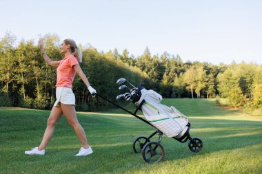 Golf Sahasında Sinek Torbasıyla Zarif Kadın Golfçü