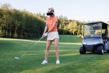 Golf Sahasında Sarışın Golfçü Sanal Gerçekliği Kucaklıyor