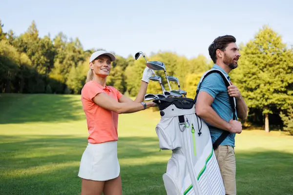 Golf Ortaklıkları: Refakatçinin Çantasından Kadın Seçme Kulübü