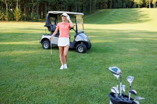Aktif Kadın Golf Sahasında Arabayla Eğleniyor