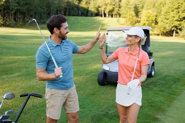 Zafer anı: Golf sahasında Genç Çift Beşliği