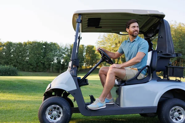 Fairway 'de Golf Arabası Manevrası Yapan Oyuncu