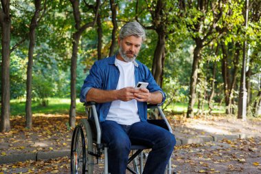 Erişilebilir Teknoloji: Tekerlekli sandalyedeki Adam Telefonla Meşgul