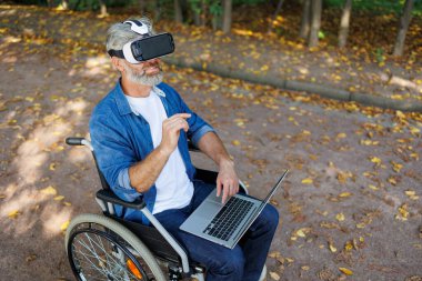 Teknoloji ve Doğa Füzyonu: AR Gözlüklü Engelli Bireysel ve Açık havada Dizüstü Bilgisayar Eğlencesi