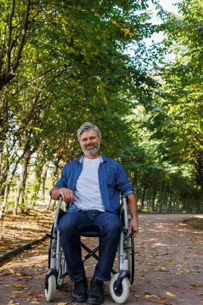Obejmowanie Zewnątrz Mężczyzna Wózku Inwalidzkim Angażowanie Się Naturą — Zdjęcie stockowe